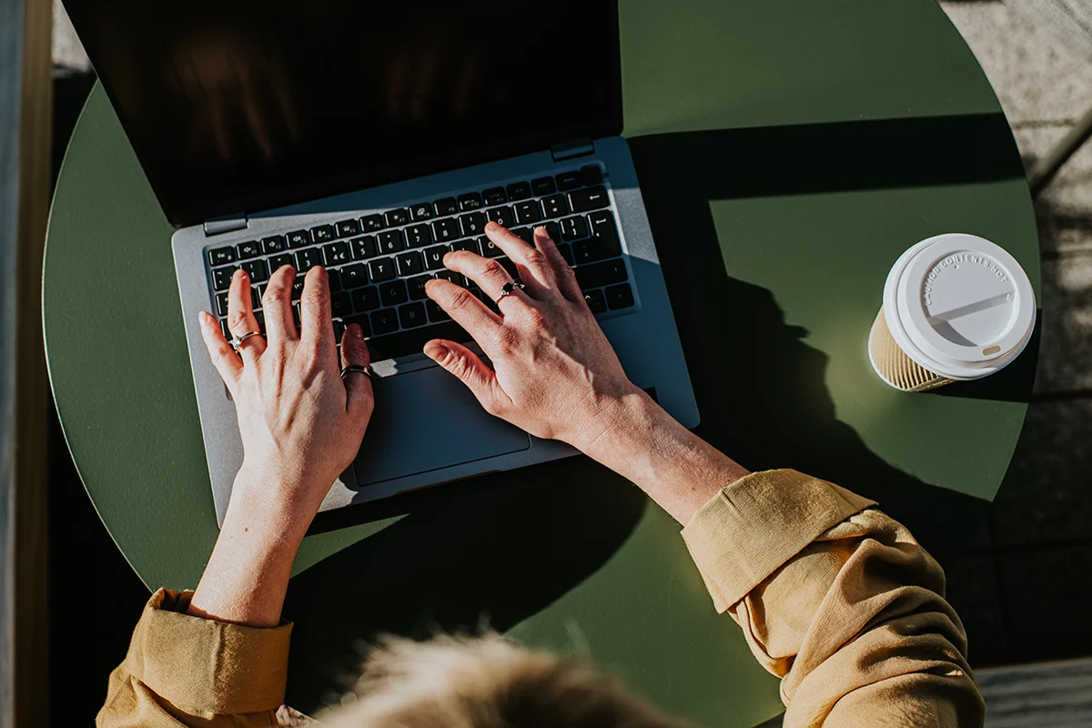 hands on laptop